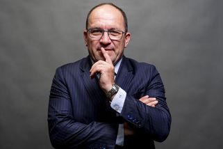 Rozdováděný Marek Výborný na plese